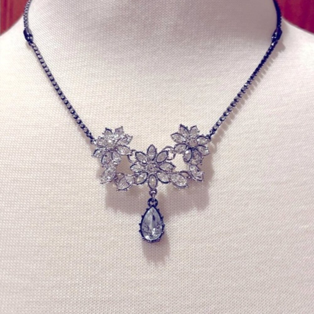 Betsey Johnson Y2K VINTAGE Crystal Flower Necklace